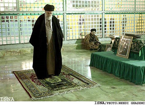 ayatollah-khamenei-sholat-di-depan-kubur-ayatollah-khomeini
